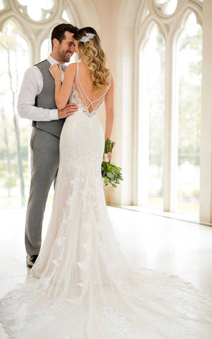 MODERN FIT-AND-FLARE MERMAID WEDDING DRESS