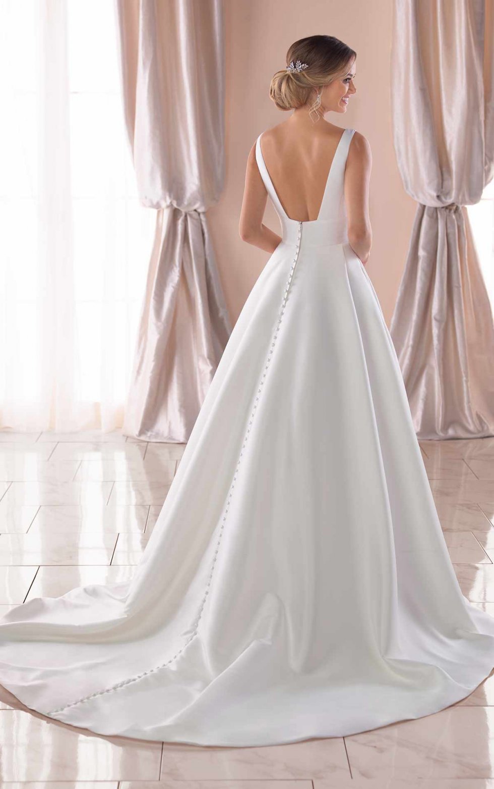 6758 - Royal-Inspired Simple Wedding Dress